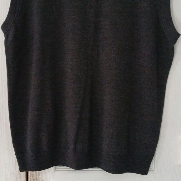 Turnbury Mens 100% Extra Fine Merino Wool V-neck sweater vest Sz L NWOT - Picture 2 of 7